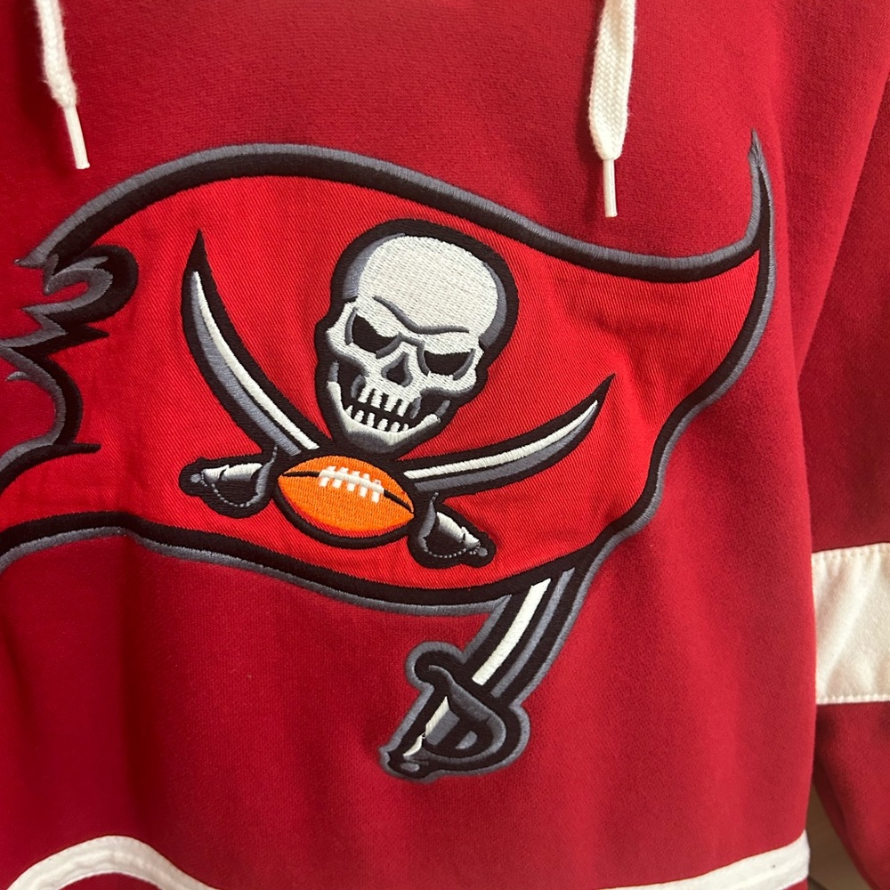 NFL Tampa Bay Buccaneers “Hockey Style” Sweatshirt | Brand: OTS| Men’s Size M - Picture 3 of 8